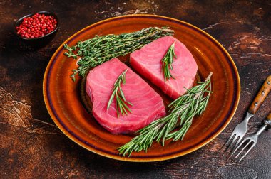 Biberiyeli taze çiğ ton balıklı biftek. Karanlık arka plan. Üst görünüm