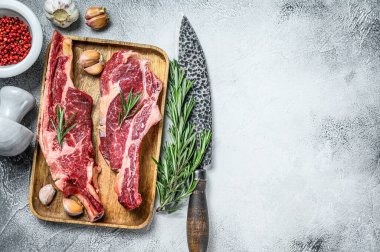 Kemiğin üzerinde çiğ et parçaları var. Beyaz arka plan. Üst Manzara. Boşluğu kopyala