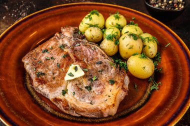 Barbekü domuz fileto bifteği ve patates. Karanlık arka plan. Üst görünüm