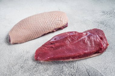 Çiğ ördek göğsü filetosu kasap masasında. Beyaz arka plan. Üst Görünüm