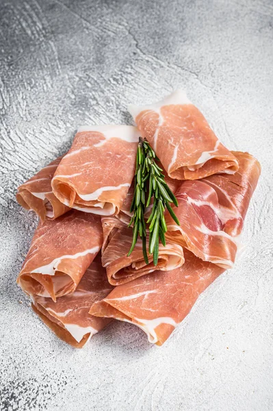 Jambon italien de Parme au prosciutto crudo sur une table. Fond blanc. Vue du dessus — Photo