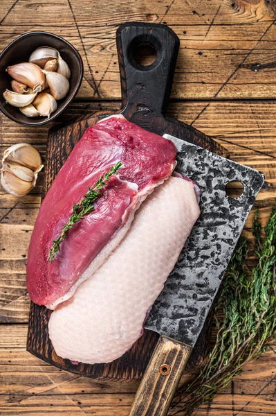 用肉片把新鲜的生鸭胸片牛排放在屠夫板上.木制背景。顶视图 — 图库照片