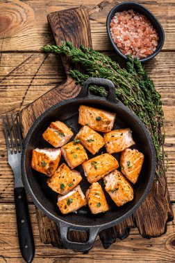 Kavrulmuş somon ya da tavada alabalık. Ahşap arka plan. Üst Görünüm