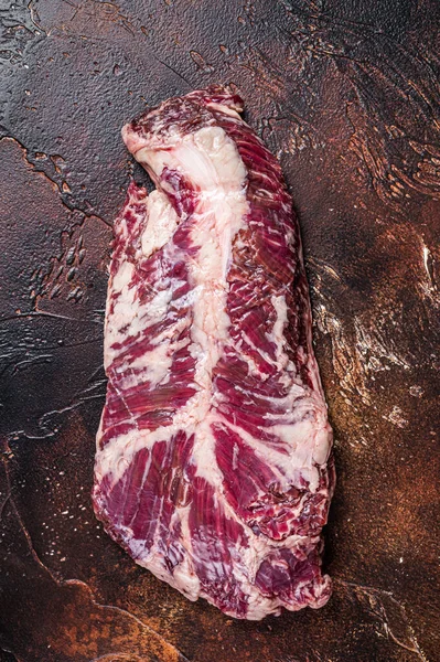 Bistecca di carne di manzo cruda appesa tenera o onglet. Sfondo scuro. Vista dall'alto — Foto Stock