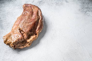 Kızartma için çiğ salamura biftek. Beyaz arka plan. Üst Manzara. Boşluğu kopyala