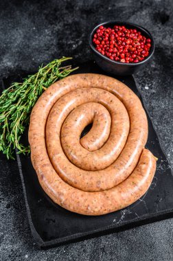 Domuz eti ve kıyma etinden çiğ baharatlı sosis. Arka plan. Üst görünüm