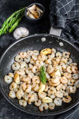 Kızarmış Soyulmuş Karides, Tavada Karides. Siyah arka plan. en üstteki görünüm