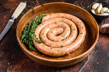 Çiğ spiral bbq tavuk sosisi. Karanlık arka plan. Üst görünüm