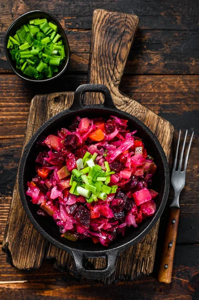 俄罗斯甜菜根蔬菜沙拉醋放在锅里.木制背景。顶部视图 — 图库照片