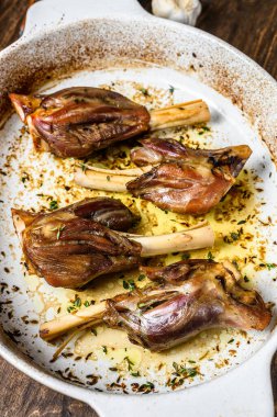 Pişirme kabında ev yapımı kuzu Shanks. Ahşap arka plan. Üst görünüm