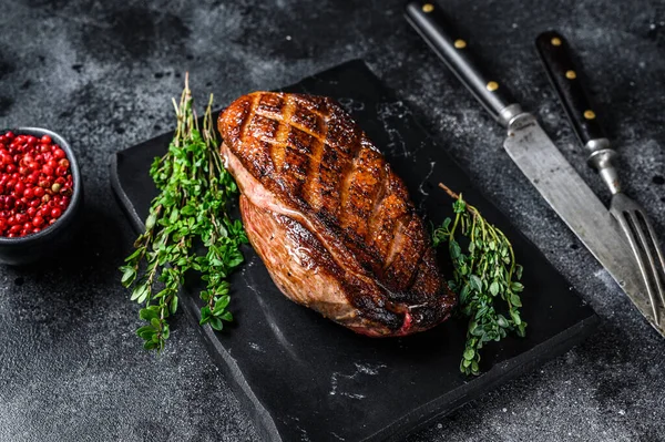 Steak rôti de filet de canard de Noël. Fond noir. Vue du dessus — Photo