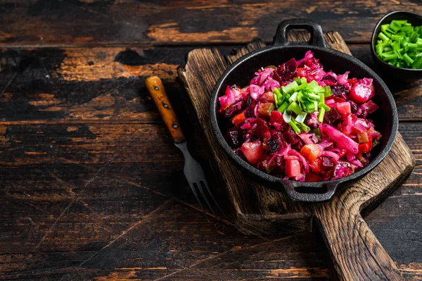 Vinagrete de salada vegetal de beterraba russo em uma panela. Fundo de madeira. Vista superior. Espaço de cópia — Fotografia de Stock