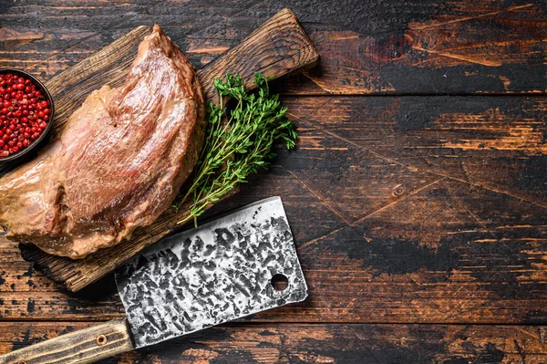 Marinated in mustard Marinate beef tri tip steak for bbq. Black background. Top view. Copy space — Stock Photo, Image