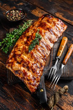 Kesme tahtasında ızgara domuz pirzolası. Ahşap arka plan. Üst görünüm