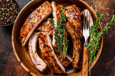 Ahşap tabakta ızgara kuzu pirzolası kes. Karanlık arka plan. Üst görünüm