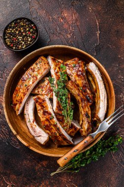 Ahşap tabakta ızgara kuzu pirzolası kes. Karanlık arka plan. Üst görünüm