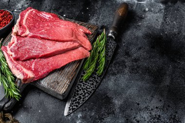 Çiğ taze et, baharatlı ve otlu biftek. Siyah arka plan. Üst Manzara. Boşluğu kopyala