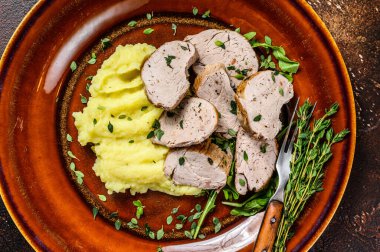 Kızarmış domuz filetosu biftek ve patates püresi. Karanlık arka plan. Üst görünüm