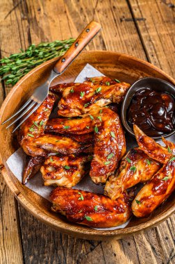 Kızarmış tavuk kanadı ve bbq sosu. Ahşap arka plan. Üst görünüm