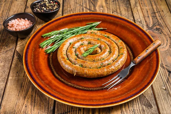 Salsicha em espiral grelhada de carne de porco e carne de vaca em um prato rústico. fundo de madeira. Vista superior — Fotografia de Stock