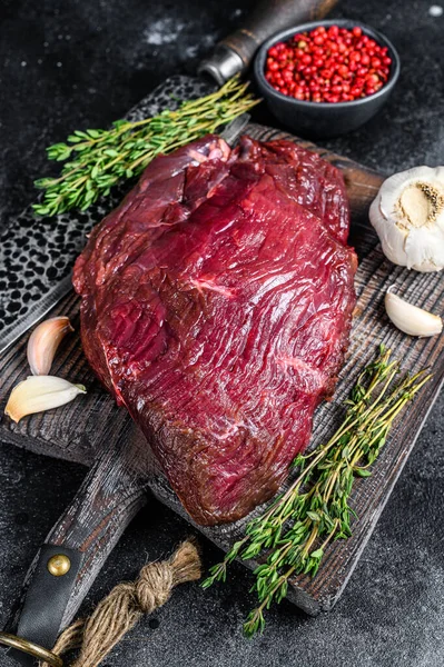 Rådjurskött rådjurskött på en kokplatta med örter. Svart bakgrund. Ovanifrån — Stockfoto