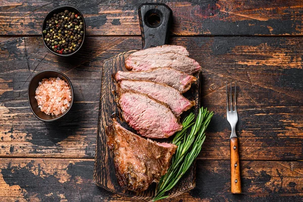 Nakrájený roast beef sirloin tri tip steak bbq. Tmavé dřevěné pozadí. Horní pohled — Stock fotografie