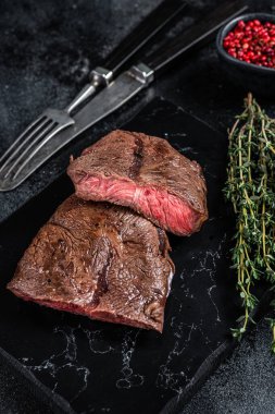 Kızarmış Top Blade veya mermer tahtada biftek kızartması. Siyah arka plan. Üst Görünüm