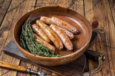 Kızarmış Chorizo ve Bratwurst sosisleri ahşap tabakta. Ahşap arka plan. Üst Görünüm