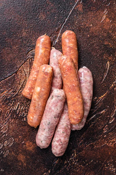 Nyers barbecue kolbász Chorizo és Bratwurst fűszerekkel. Sötét háttér. Felülnézet — Stock Fotó