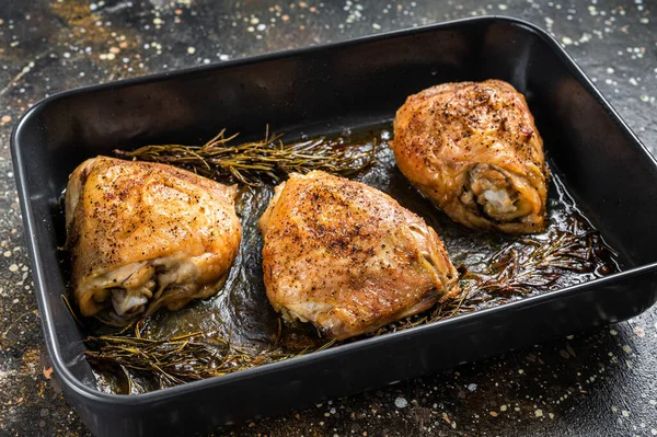 Oven Roasted chicken thighs with spices in baking dish. Brown background. Top View — Stock Photo, Image