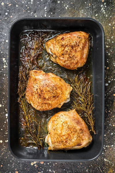 Oven Roasted chicken thighs with spices in baking dish. Brown background. Top View — Stock Photo, Image
