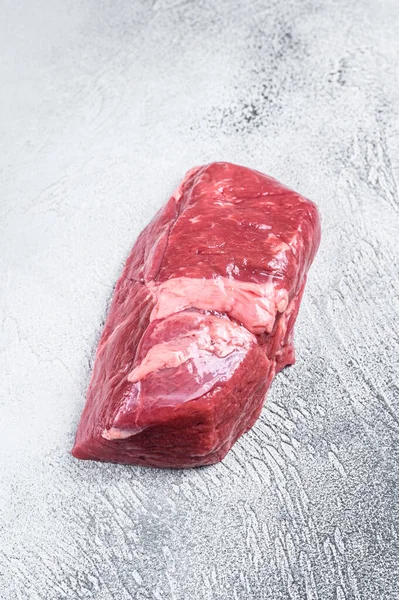 Filete de carne de ternera cruda. Fondo blanco. Vista superior. Copiar espacio —  Fotos de Stock