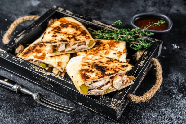 Mexikanska quesadilla med kyckling, tomat, majs och ost. Svart bakgrund. Ovanifrån — Stockfoto