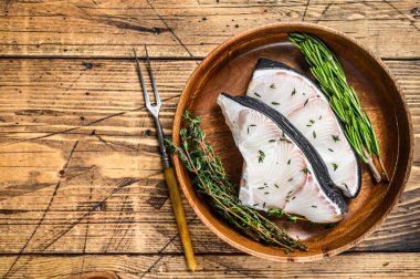 Tahta tabakta çiğ Mavi Köpekbalığı bifteği. Ahşap arka plan. Üst Manzara. Boşluğu kopyala