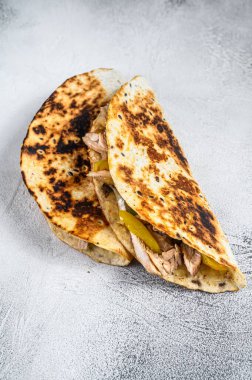 Peynirli kızarmış tavuk Quesadilla. Beyaz arka plan. Üst görünüm