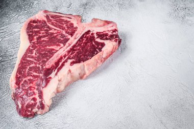 Mutfak masasında çiğ biftek ya da biftek. Beyaz arka plan. Üst Manzara. Boşluğu kopyala