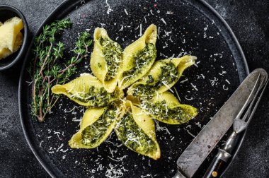 Biftek ve ıspanakla doldurulmuş İtalyan Jumbo kabuklu Conchiglioni makarnası. Siyah arka plan. Üst görünüm