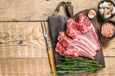 Tuz, biber ve sarımsaklı kuzu pirzola. Ahşap arka plan. Üst Manzara. Boşluğu kopyala