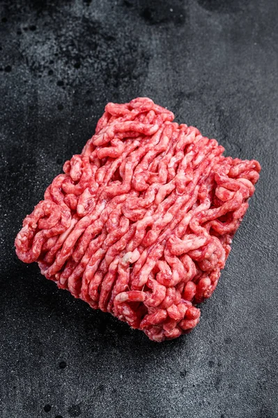 Carne macinata cruda, carne macinata. Fondo nero. Vista dall'alto — Foto Stock