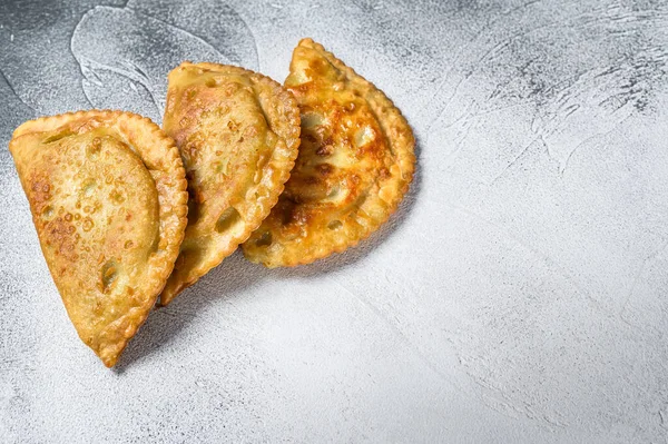 Empanadas fritte latinoamericane pasticcini salati con carne. Sfondo bianco. Vista dall'alto. Copia spazio — Foto Stock