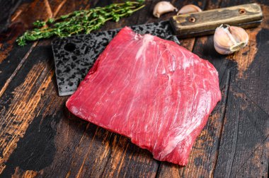 Çiğ etek, satırda mermer biftek. Karanlık ahşap arka plan. Üst görünüm