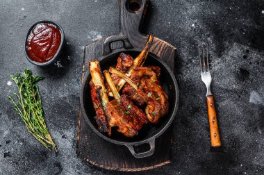 Kızarmış biftek ya da tavada dana fileto pirzolası. Siyah arka plan. Üst görünüm