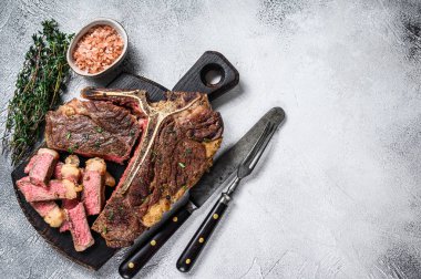 Tahta kesme tahtasında dilimlenmiş biftek bifteği. Beyaz arka plan. Üst Manzara. Boşluğu kopyala