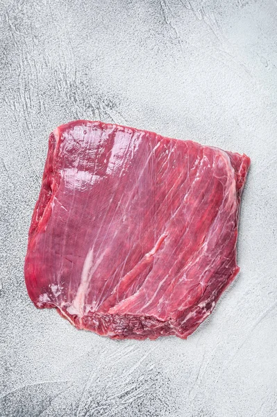 Bistecca cruda di carne di manzo. Sfondo bianco. Vista dall'alto — Foto Stock