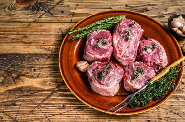 Kuzu boynunda, kekik ve biberiyeli kuzu eti. Ahşap arka plan. Üst Manzara. Boşluğu kopyala