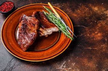 Izgara barbekü dana eti tabakta fazla kaburga eti. Karanlık arka plan. Üst Manzara. Boşluğu kopyala