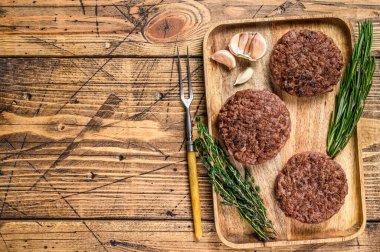 Barbekü ızgara biftek köfteleri, ahşap tepside kıyma. Ahşap arka plan. Üst Manzara. Boşluğu kopyala