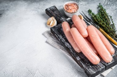 Tahta bir tahtanın üzerinde kekik ile tavuk ve hindi eti. Beyaz arka plan. Üst Manzara. Boşluğu kopyala