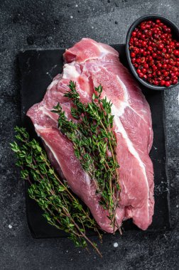 Misket tahtasında kesilmiş çiğ domuz eti. Siyah arka plan. Üst görünüm