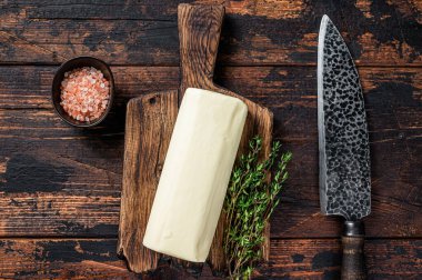 Tahtaya tereyağı döşeme bloğu. Koyu ahşap arka plan. Üst görünüm